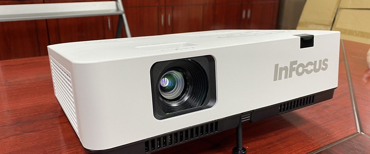 INFOCUS IN1004 LCD Projector